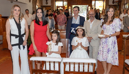  Maru Alcalde y Mariana Meade con su ahijada Renata, Memo Meade, Ale Díaz Infante y Tato Flores con su ahijada Annia 