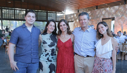  José María Mendizábal, Isabela Mendizábal, Rocío Nieto, Toño y Regina Mendizábal.