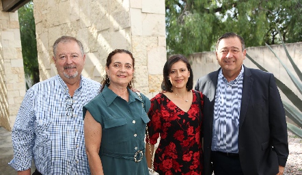  Patricio Mendizábal, Cristina Alcalde de Mendizábal, Tere Ivón de Mendizábal y Carlos Mendizábal.