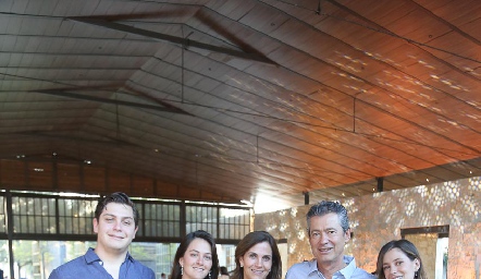  José María Mendizábal, Isabela Mendizábal, Mendizábal, Rocío Nieto, Toño y Regina Mendizábal.