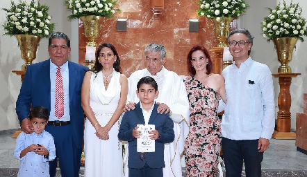  Rafael Martínez, Claudia Tovar, Padre Carlos Medina, Ana Fernanda Tovar, Javier Gutiérrez, Mateo Martínez, Rafael Martínez y Ana Begoña Gutiérrez.