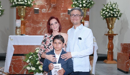  Ana Fernanda Tovar y Javier Gutiérrez con su ahijado Rafael Martínez.