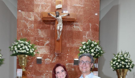  Ana Fernanda Tovar y Javier Gutiérrez con su ahijado Rafael Martínez.