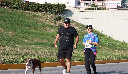  Peludito acompañando en la carrera.