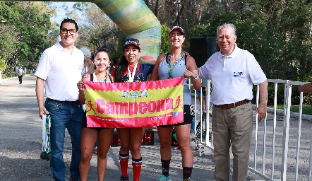  Ganadoras de la carrera 5km femenil con el Patronato Pro paciente Oncológico.