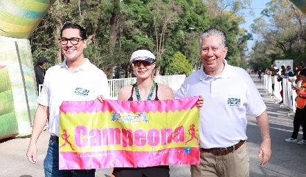  Ganadora de la carrera de 10 km con Directovos del patronato.