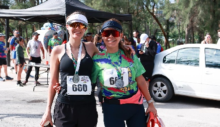  Valeria Ramírez, 1er lugar de la carrera de 10 km y Jessica Ferretiz.