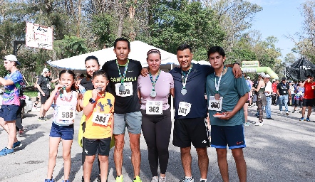  El primer lugar de los 10 km Armando Ramírez con su familia.