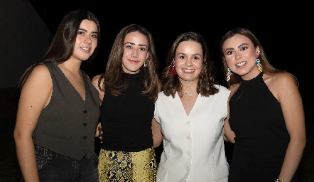  Montse, Caro, Regina y Alexa.