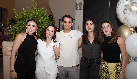  Ricardo Andrés y Regina Carrillo con las amigas de la futura novia.