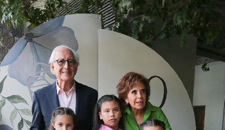  Marcelo de los Santos y Guille Anaya con sus nietas y bisnietas Marina Rosillo, María de los Santos, Pilar de los Santos y Cayetana Rosillo.