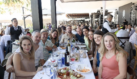  Brenda Romo, Montse Salazar, Elba González, Mariano Nagore, Félix Martos, Gaby Valdez, Jorge Jaime, Gaby Revuelta y Jorge Torre .