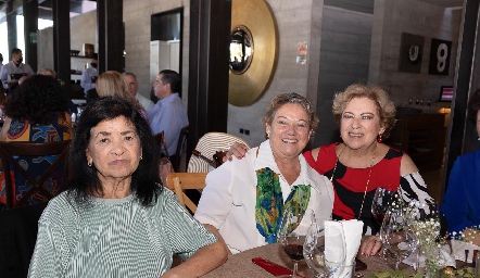 Yolanda de García, Yolanda del Valle y Julia Guerra.