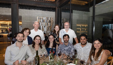  Andrés Hinojosa, Karina, Daniela Hinojosa, Adrián Hinojosa, Fernando Ontiveros, Estefany González, Octavio Rostro y Alexandra Hinojosa.