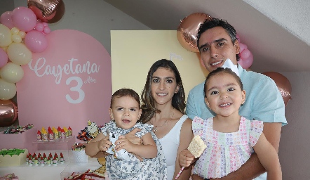  Patricia Gómez y Xavier  Azcárate con sus hijas Lucila y Cayetana Azcárate.