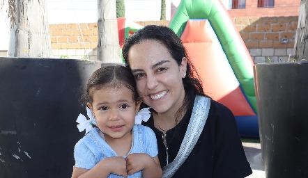  Anaisa Torres con su hija Inés.