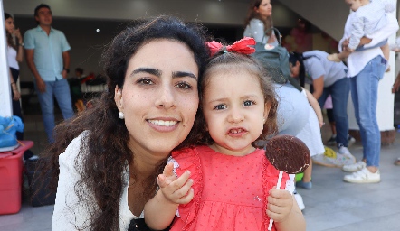  María de Lourdes Torres con su hija María de Lourdes.