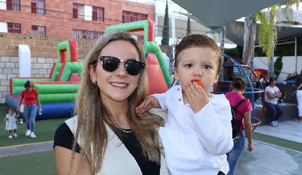  Paola Torre con su hijo Franco Cosío.