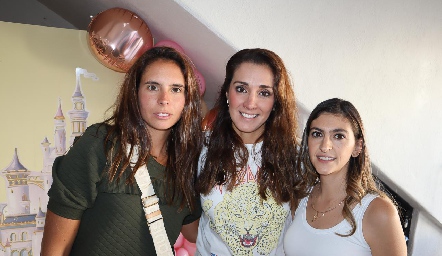  Daniela de la Fuente, Judith Gómez y Patricia Gómez.