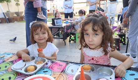  Emilia y Alessa.