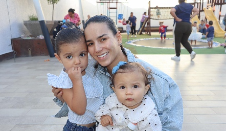  Sandra Villalobos con sus hijas Javiera y Emilia.