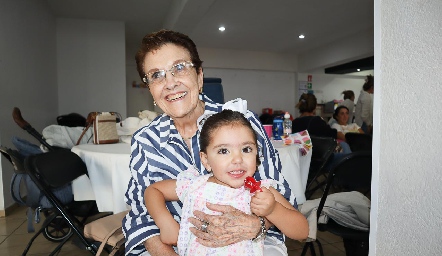  Gela Valle con su bisnieta Cayetana Azcárate.