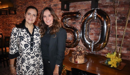  Begoña López y Paulina Quiroz.