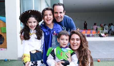  Alan Ávila y Marcela Zapata con sus hijos Ana Paula Ávila, Marcela y Ale Ávila.