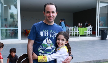  Alan Ávila con su hija Ana Paula .