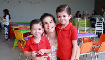  Fernanda Muñiz con sus hijos Luca y Said Romo.