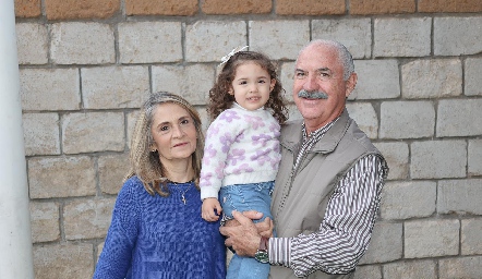  Luly y Fernando Pérez con su nieta Inés.