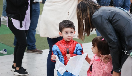  José Pablo Morales listo para romper su piñata.