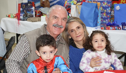  Fernando y Luly Pérez con su nietos José Pablo e Inés.