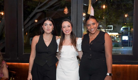  Monserrat del Peral, Jimena Medina y Kelsi.