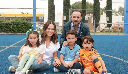  Alejandra Díaz de León y Juan Carlos Conde con sus hijos Ale, Juanqui yFranco.