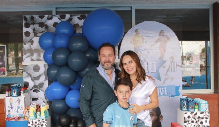   Juan Carlos Conde y Alejandra Díaz de León con su hijo Juanqui.