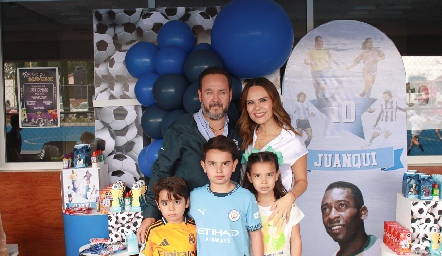  Juan Carlos Conde y Alejandra Díaz de León con sus hijos Franco, Juanqui y Ale.