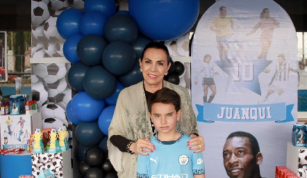  Juanqui con su abuelita Yoya Galarza.