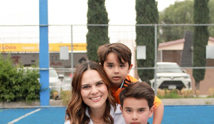  Alejandra Díaz de León y sus hijos Franco y Juanqui.