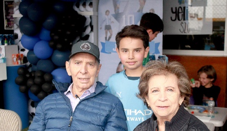  Juanqui Conde con sus abuelitos Jesús Conde y Cube Conde.