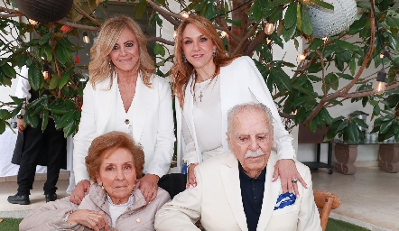  Guadalupe Santos, Ale Santos, Yeyo Quintanilla de Santos Alonso y Pepe Santos Alonso.