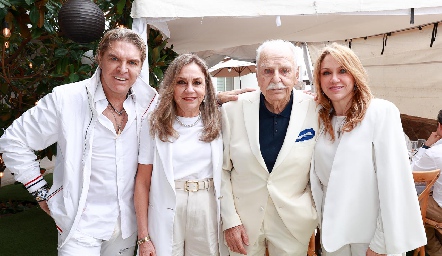  Pepe Santos Alonso con sus hijos Rodrigo, Yeyo y Alejandra.