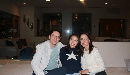  Maite con sus papás Félix Córdova y Lety Aguilar.