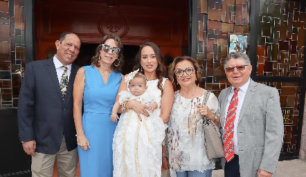  Paloma Romo con su mamá y sus abuelos.