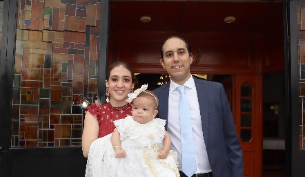  Yamilé Fontes y José Miguel Silva con su ahijada Paloma Romo.