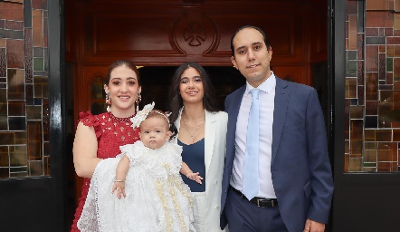  Yamilé Fontes, Constanza Sarquis y José Miguel Silva con su ahijada Paloma Romo.