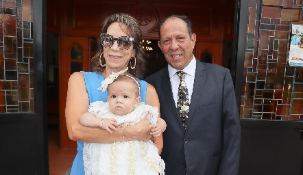  Carola Guerra y Ernesto Silva con su nieta Paloma.