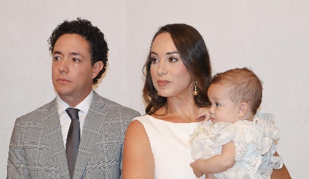  Eduardo Romo y Carolina Silva con su hija Paloma.