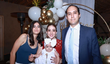  Constanza Sarquis, Yamilé Fontes y José Guillermo Silva con su ahijada Paloma Romo.