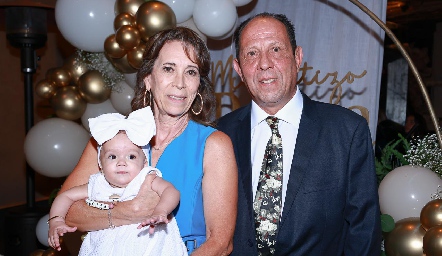  Carola Guerra y Ernesto Silva con su nieta Paloma.